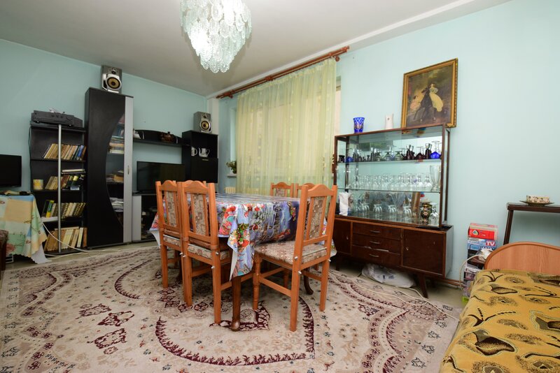 Giurgeni, 1 Decembrie, 4 camere decomandat, etaj 1, centrala, boxa.