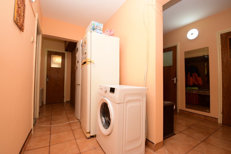 Giurgeni, 1 Decembrie, 4 camere decomandat, etaj 1, centrala, boxa.