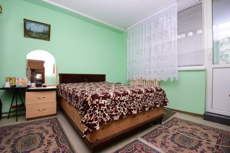 Giurgeni, 1 Decembrie, 4 camere decomandat, etaj 1, centrala, boxa.