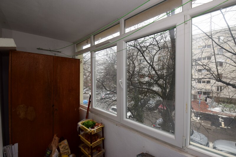 Giurgeni, 1 Decembrie, 4 camere decomandat, etaj 1, centrala, boxa.