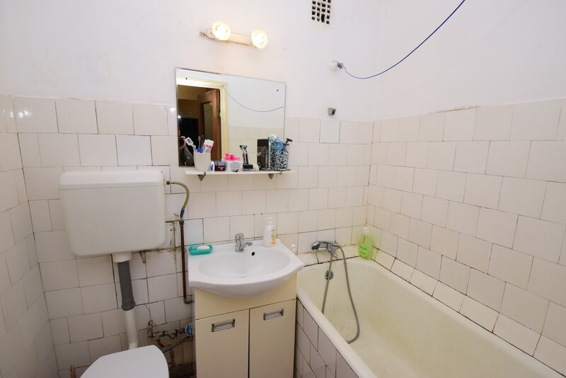 Giurgeni, 1 Decembrie, 4 camere decomandat, etaj 1, centrala, boxa.