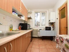 Giurgeni, 1 Decembrie, 4 camere decomandat, etaj 1, centrala, boxa